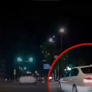 guney kore turk diplomati konusuyor carptigi taksinin soforuyle kavga etti iVeDeCwm