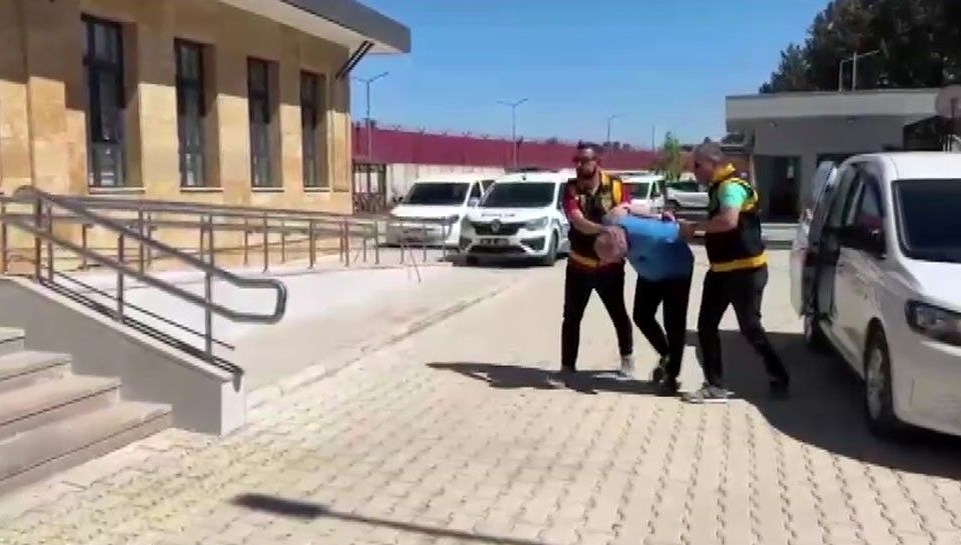 30 suctan 46 yil hapisle aranan hukumlu yakalandi IXNyiXp8