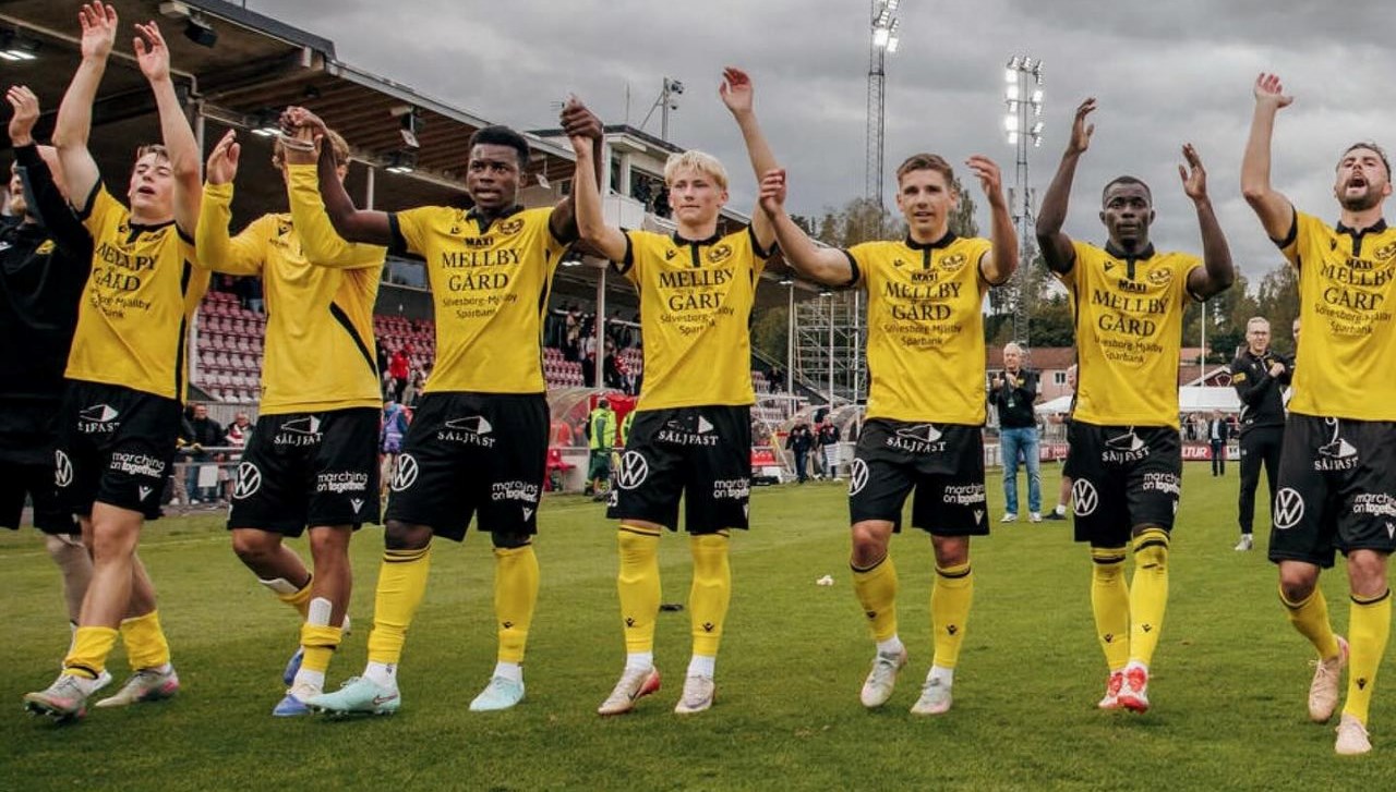 800 nufuslukoy takimi sampiyonluga kosuyor hem okul muduru hem teknik direktor mn8qgrJ2