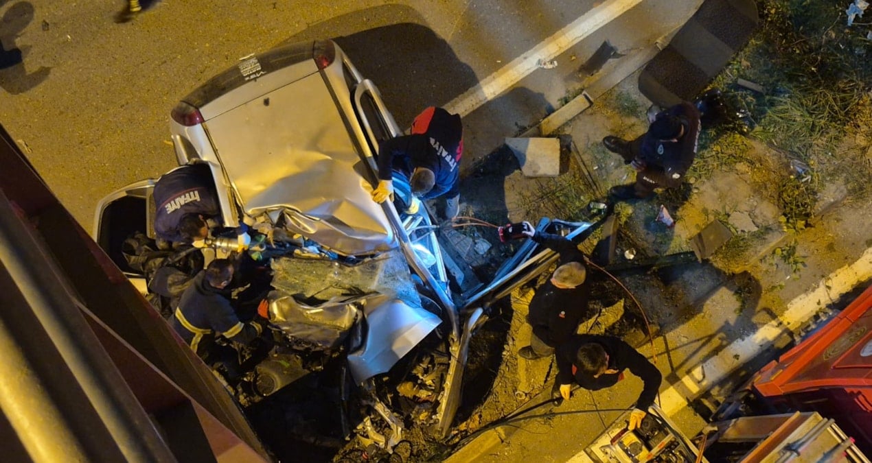 alaplida otomobil ust gecide carpti 2 genc hayatini kaybetti Rq3xtQaA