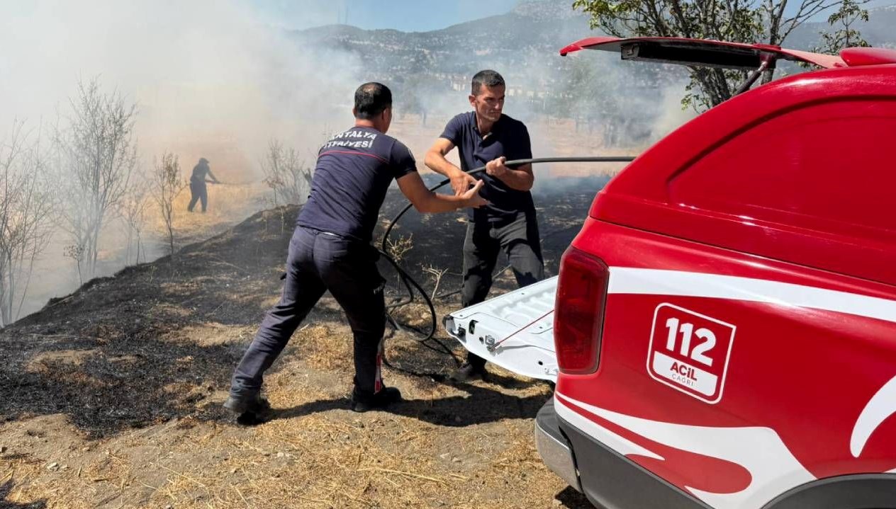 antalyada otluk alanda yangin cikti aATezO8L