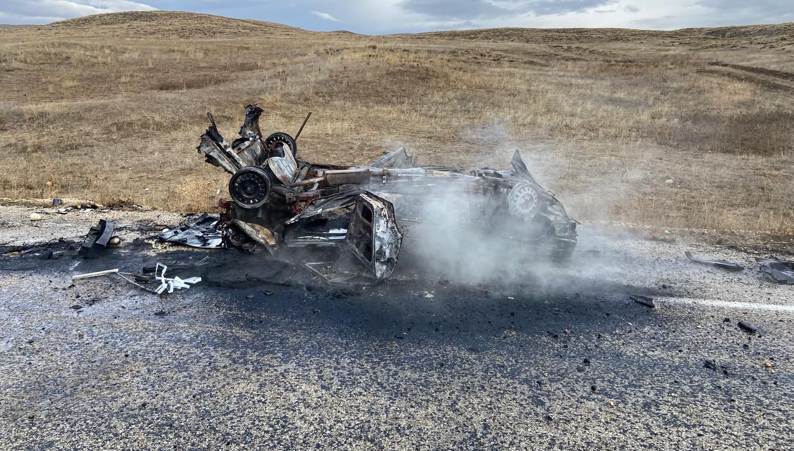 bayburtta otomobil sarampole devrildi bir can kaybi var MueIcP1f