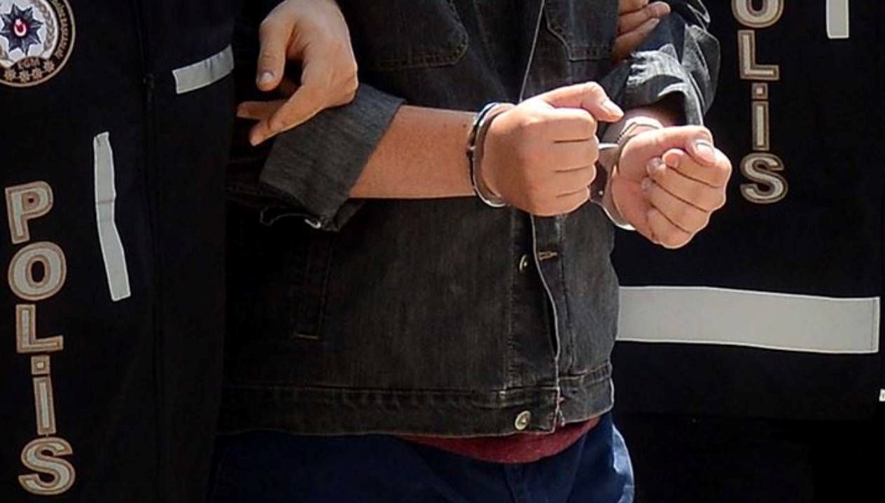 elindeki posetten silahlar cikti tutuklandi 2bqgXMeB.jpg