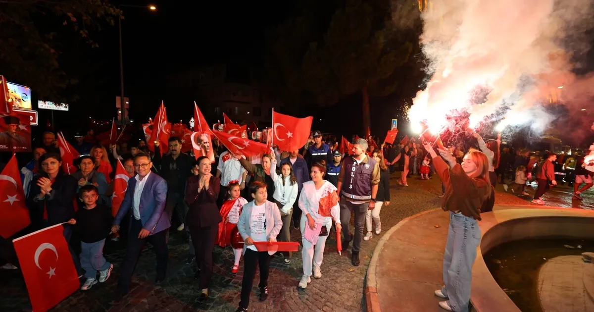 izmir efeste cumhuriyet bayrami coskusu meydanlara tasti 8CCyEaJw.webp