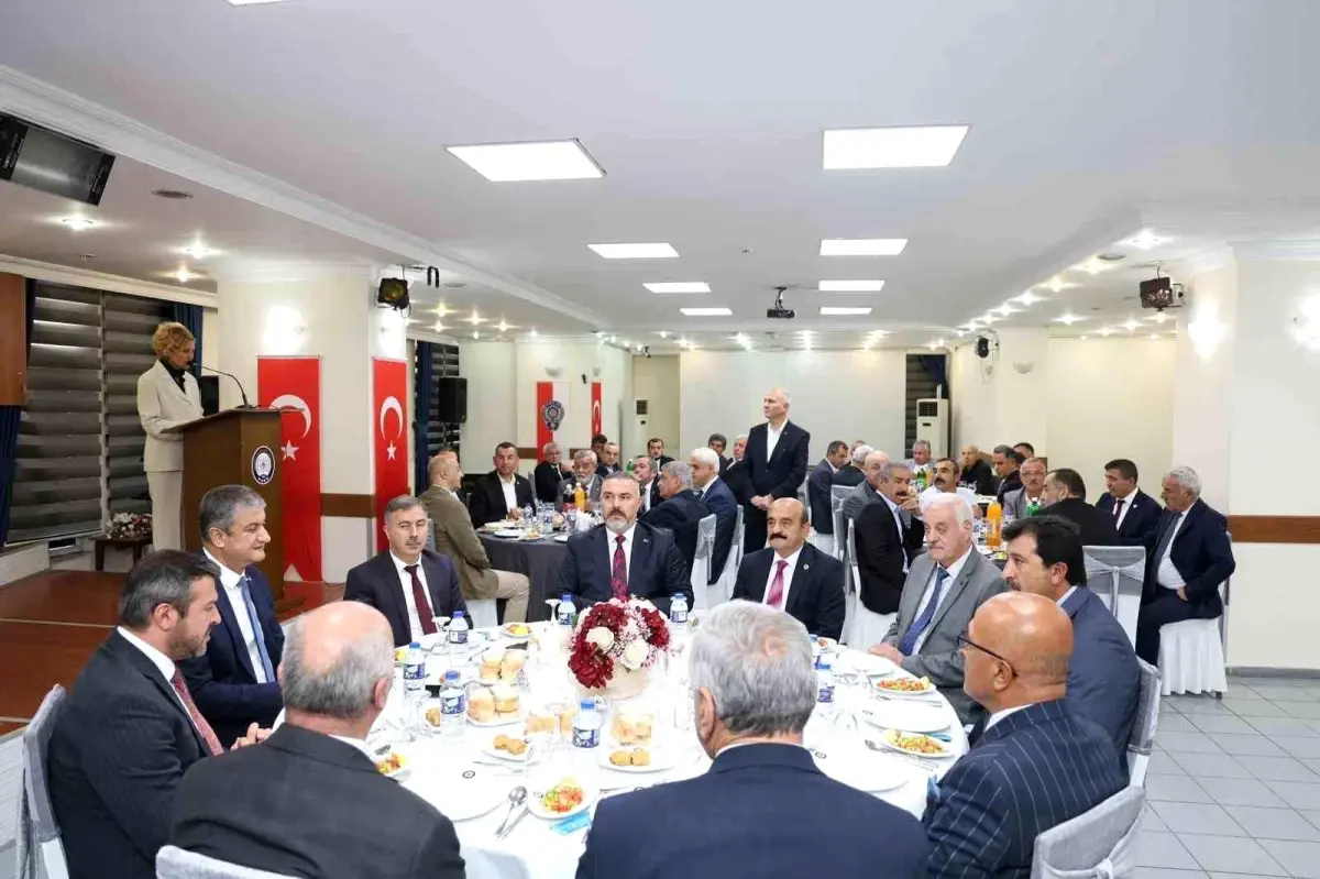 karabuk valisi muhtarlarla bir araya geldi btHV2VC1.jpg