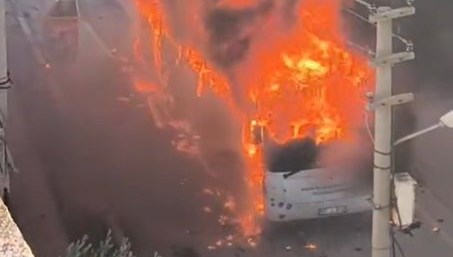 park halindeki ozel halk otobusu alev topuna dondu pgMMOqUy