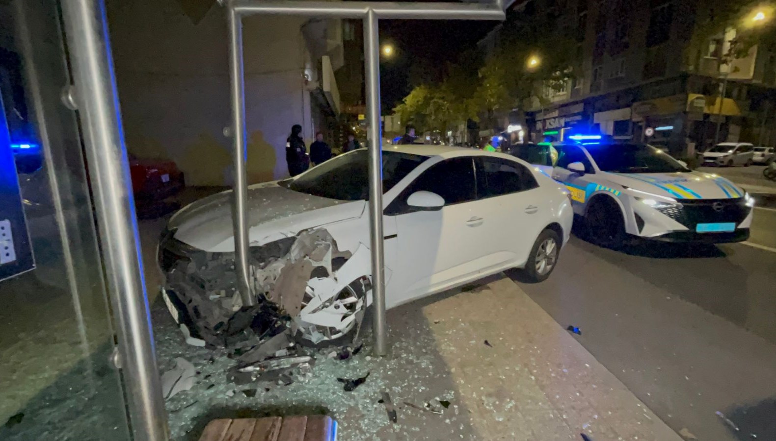 polisten kacan alkollu surucu duraga daldi XrJhNsdn.jpg