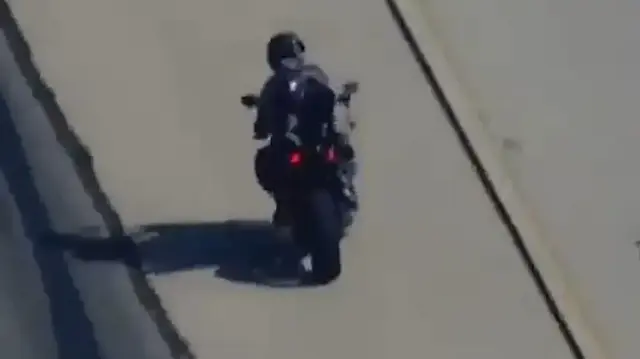 saatte 240 km hizla polisten kacan motosikletliyi boyle durdurdu q9wONQmQ.webp