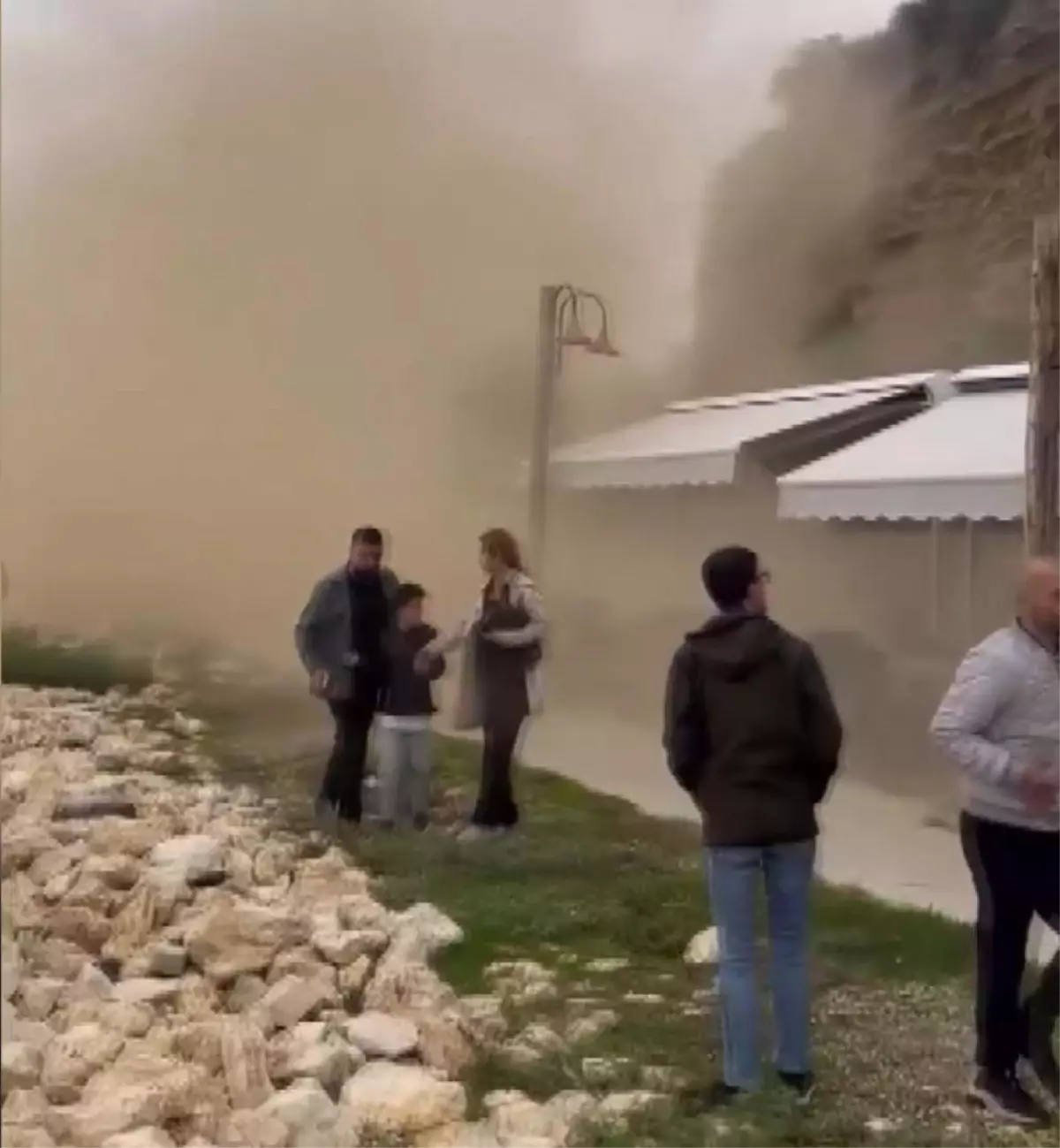 silivride toprak kaymasi kaya parcalari cay bahcesine dustu CKK3xnE6