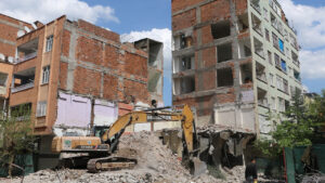 yikim-sirasinda-yandaki-saglam-bina-da-hasar-aldi-894Fj8im