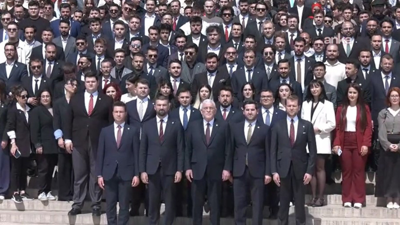 iyi-parti-genel-baskani-dervisoglu-genclerle-anitkabiri-ziyaret-etti-Qk7OR9J9